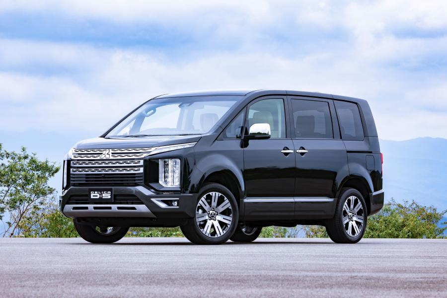  Mitsubishi Delica D:5 2018 года  (фото 1 из 43)